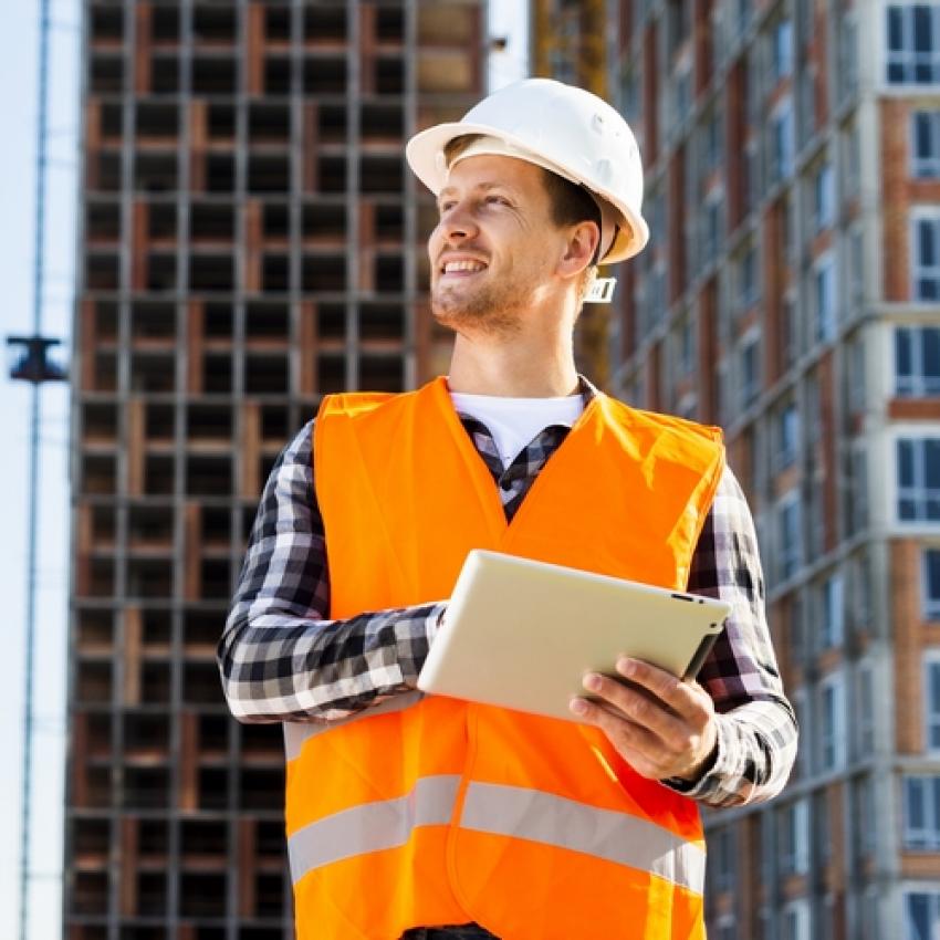 Un employé du secteur du bâtiment sur un chantier